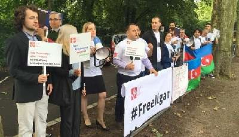 Ստրասբուրգում ադրբեջանցի քաղբանտարկյալներին ազատ արձակելու պահանջով ակցիա է անցկացվել (տեսանյութ)