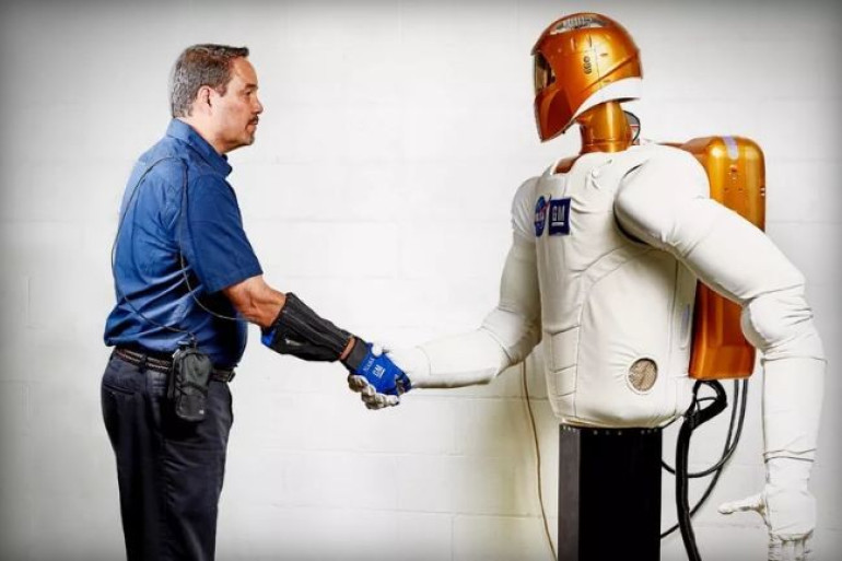 NASA and GM glove gives workers robotic hands (photos)