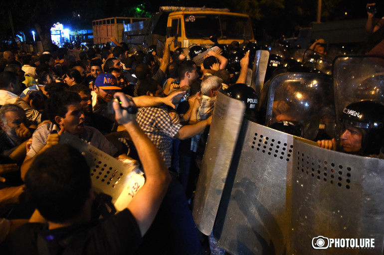 Yerevan hostage stand-off: Tensions erupt into violence as crowd clashes with police (photos, video)