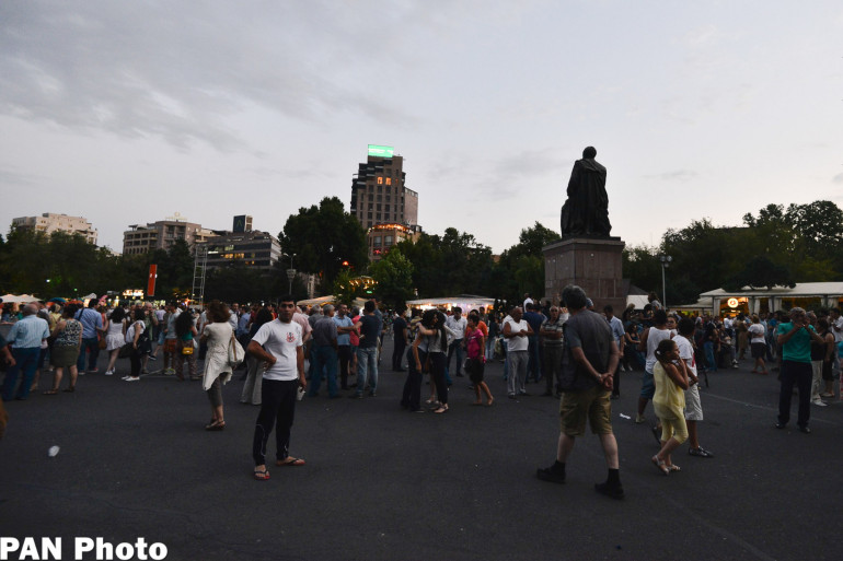 «Հայրիկյան հեռացիր». Ազատության հրապարակում պահանջում են ԱԻՄ նախագահի հեռացումը