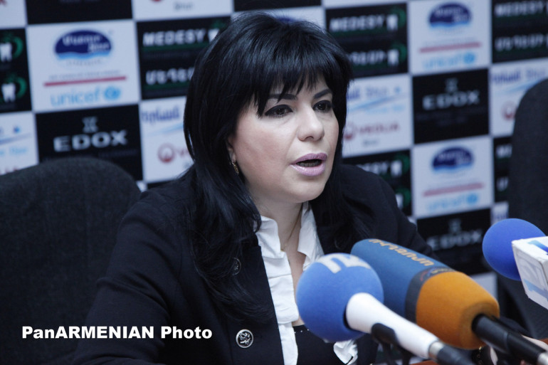 Hostage-paramedics supplied with food, medicines – official