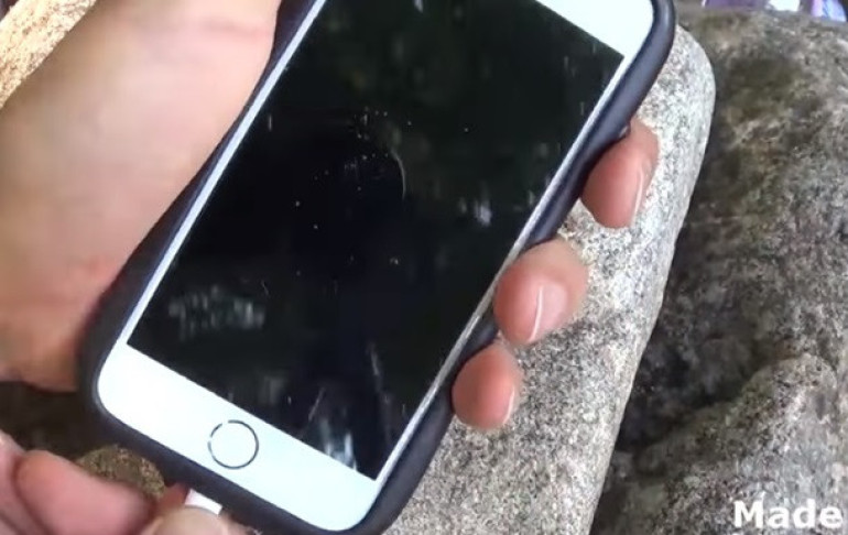 Ամերիկացին ցույց է տվել՝ ինչպես iPhone-ը լիցքավորել պլաստմասսայե շշերի միջոցով (տեսանյութ)