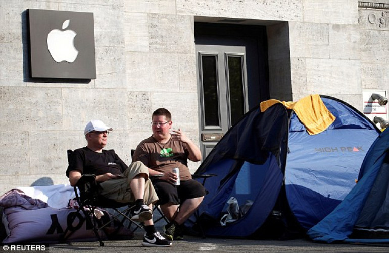 iPhone-ի երկրպագուները վրաններ են խփել խանութների մոտ՝ նոր սմարթֆոնի վաճառքից օրեր առաջ (լուսանկարներ)