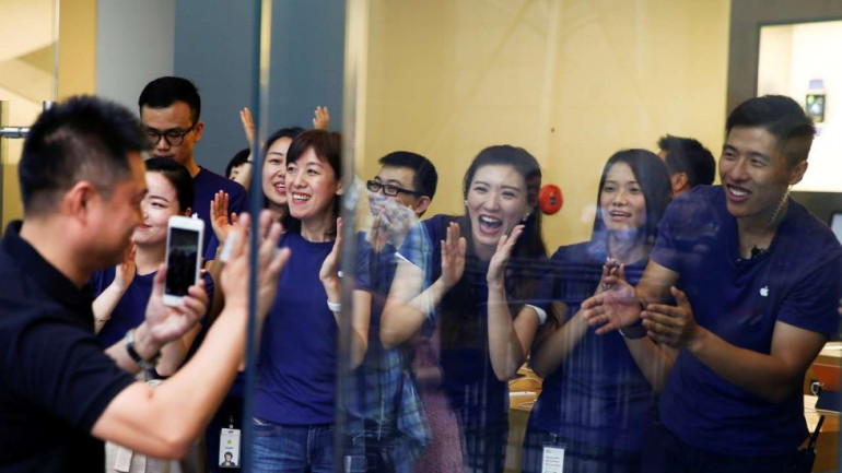 Պեկինում մարդիկ «գրոհել» են Apple-ի խանութը` iPhone 7-ի վաճառքի մեկնարկի կապակցությամբ (լուսանկարներ)