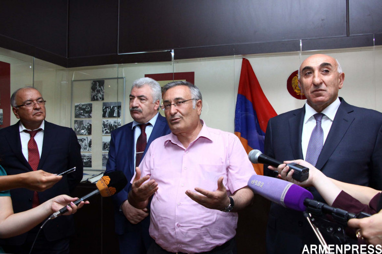 Հայաստանի երեք նախագահների առաջին անձնագրերն ու Շուշիի ազատագրման քարտեզը հանվել են փակ արխիվից (տեսանյութ, լուսանկարներ)