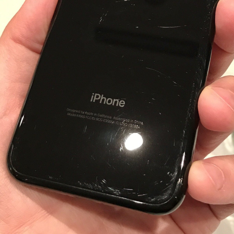 Նոր iPhone 7-ի օգտատերերը բացահայտել են սև, փայլուն մոդելի առաջին թերությունները (լուսանկարներ)