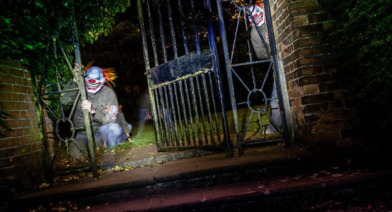 Creepy clown attacks car in Russia, driver's reaction far from panic (video)