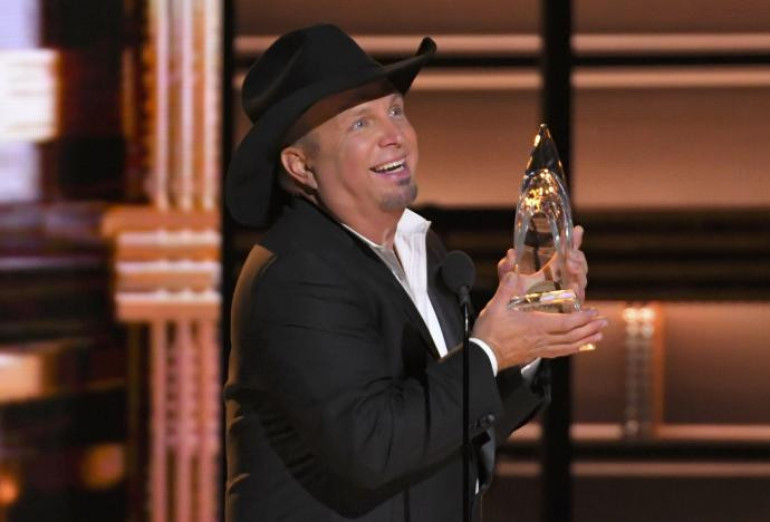 Garth Brooks win top prize, but Beyonce takes Country Music Awards' center stage