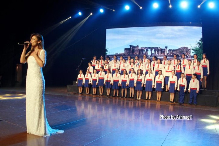 «Մեր սրտերը մեկ են մեր մշակույթով». ստամբուլահայ երգչուհի Սիբիլն առաջին համերգն է ունեցել Լիբանանում