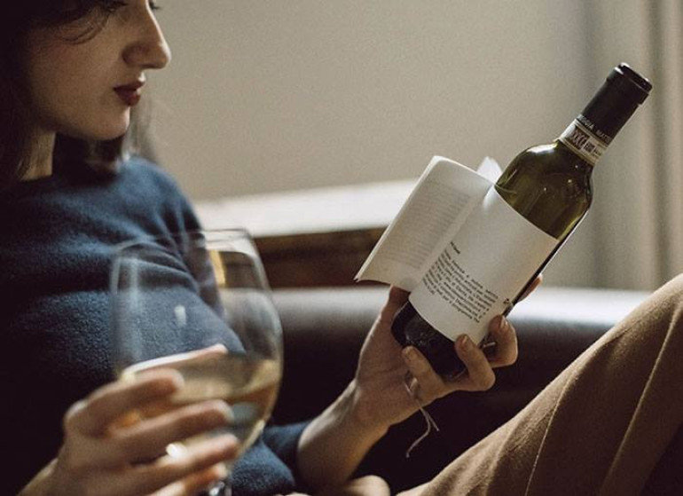 Genius wine bottles have labels with short stories to read while sipping (photos)