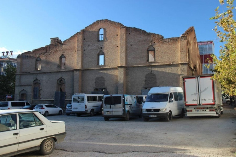 Պատմական Խարբերդում հին հայկական եկեղեցին օգտագործվում է որպես ավտոկայանատեղի (լուսանկարներ)