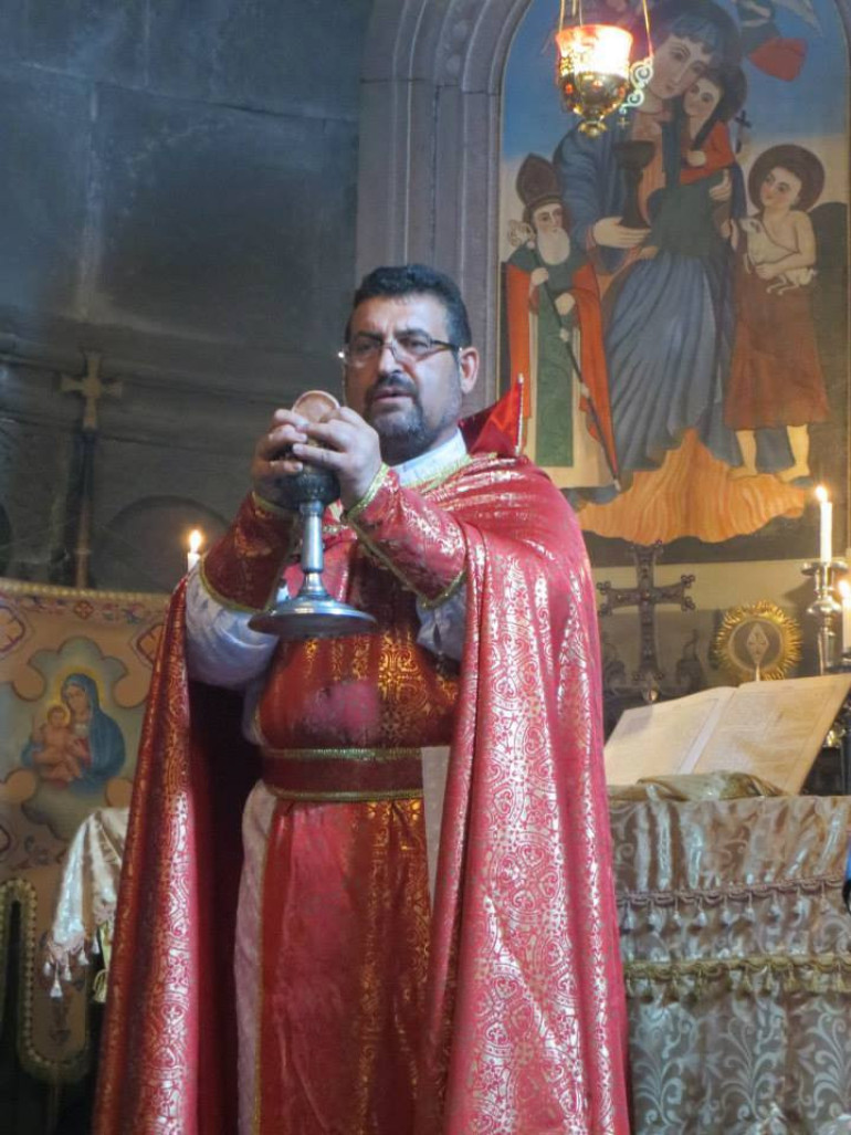 Տեր Կորյուն քահանա Մարտիրոսյանը հերքում է, թե գումար է պահանջել պսակադրության կարգի համար