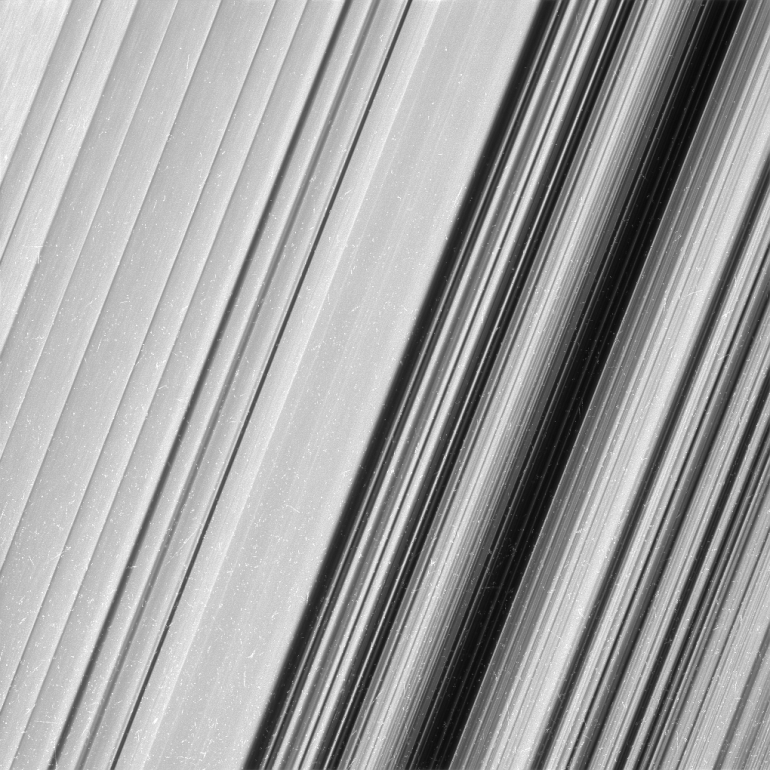 Cassini сфотографировал кольца Сатурна с рекордным разрешением