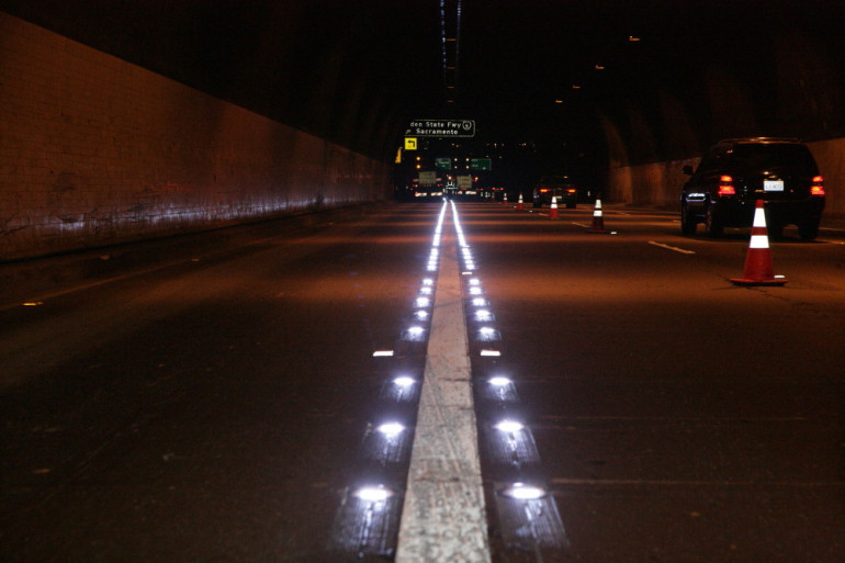 Pavement lights guide 'smartphone zombies'
