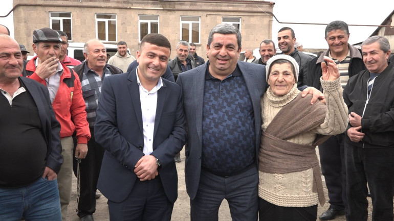 «Լրիվ գյուղը պետք ա ինձ ձայն տա». Առաքել Մովսիսյանը Ծաղկալանջում խոստացավ փողոց ասֆալտապատել (տեսանյութ)