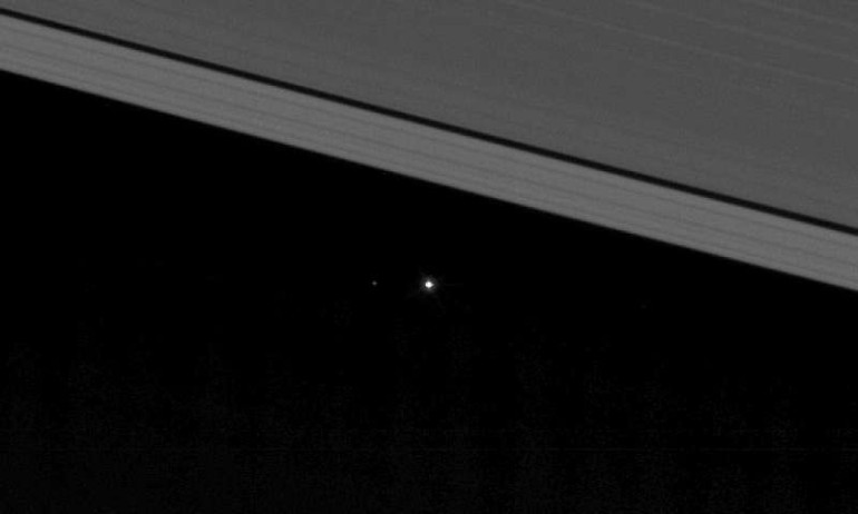 Cassini разглядел Землю сквозь кольца Сатурна