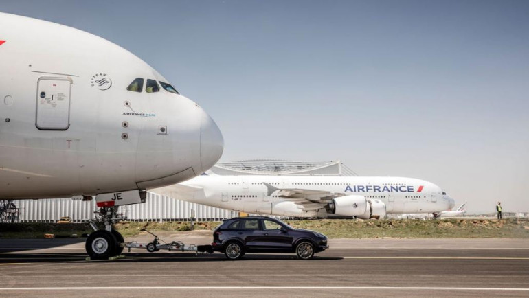 Суша против воздуха: Porsche Cayenne протащил Airbus A380
