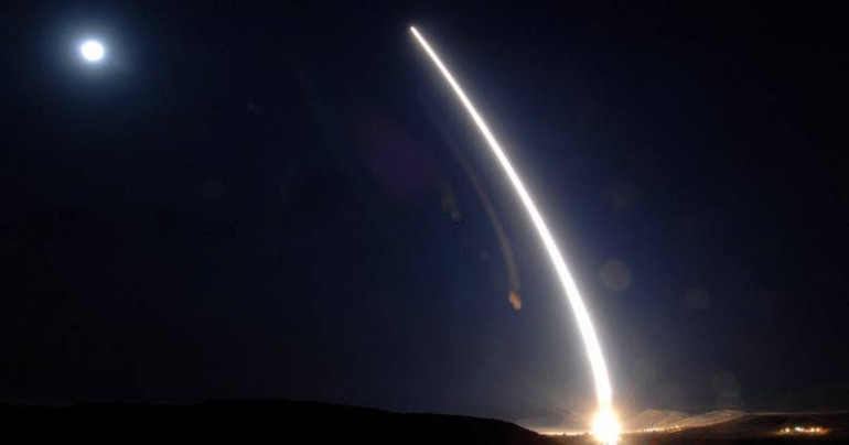 США снова испытали межконтинентальную ракету
