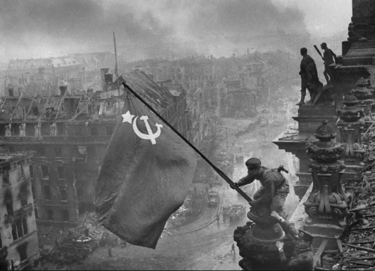 Знаменитые снимки Великой Отечественной войны в фоторяде Big Picture