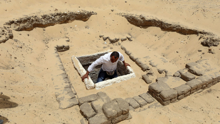Egypt finds ancient burial site with mummies