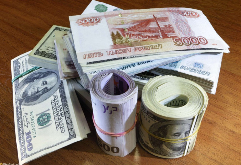 Եվրոյի փոխարժեքը 1 ամսվա հետ համեմատության մեջ 12-15 դրամով աճել է, ռուբլունն ու դոլարինը՝ նվազել