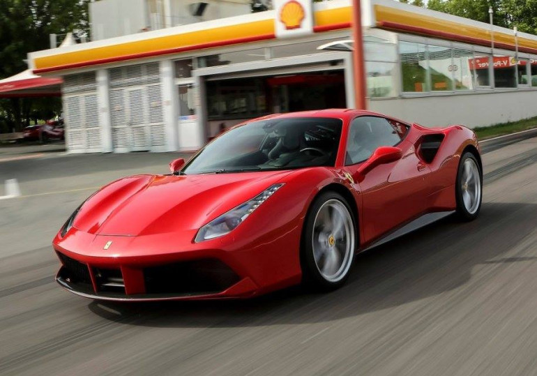 Ferrari-ին առևանգած ամերիկացին սկսել է գումար մուրալ բենզինի համար և բռնվել