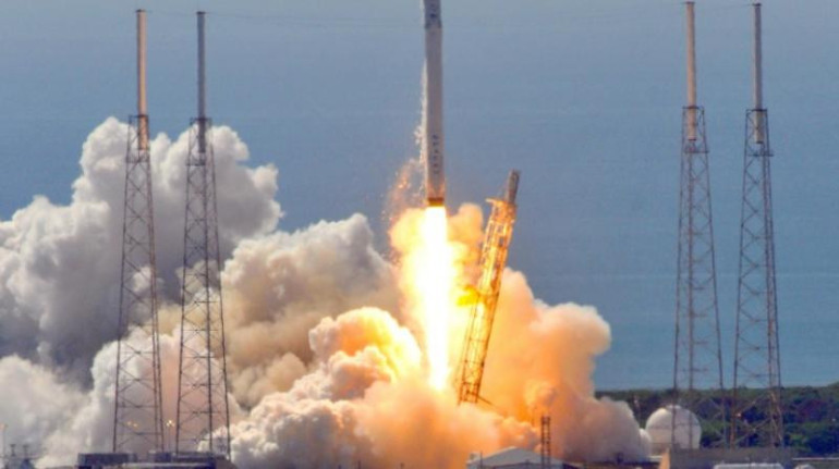SpaceX carries 10 satellites into orbit
