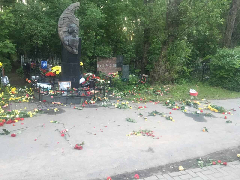 Վանդալները պղծել են Վիկտոր Ցոյի գերեզմանը