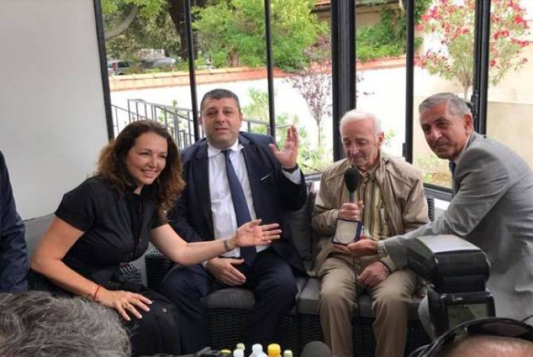 Ազնավուրն այցելել է Մարսելում Հայաստանի հյուպատոսություն և պարգևատրվել մեդալով
