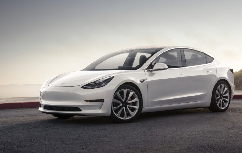 В Tesla Model 3 «секретная» камера будет следить за водителем