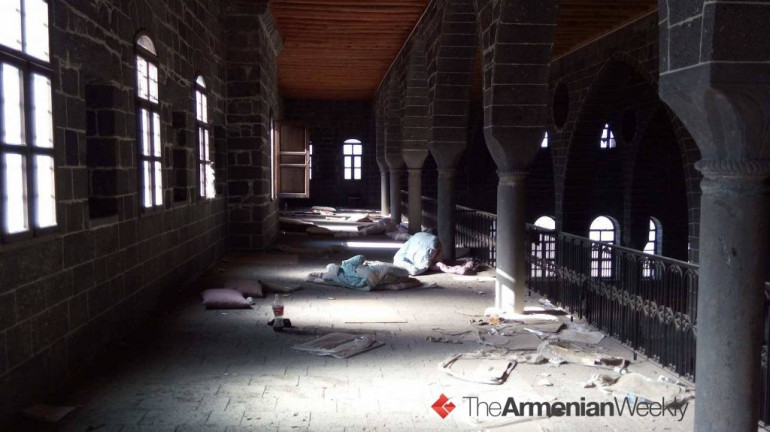 Համացանցում են հայտնվել թուրք-քրդական բախումների կիզակետում հայտնված Դիարբեքիրի Սբ Կիրակոս եկեղեցու վերջին լուսանկարները