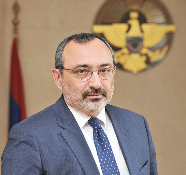 «Էմմի-2017» մրցանակաբաշխության հյուրերը՝ կարմիր գորգին (լուսանկարներ)