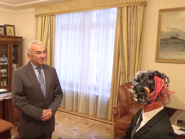 Դրեդներով ռոբոտը ներկայացրել է Լենինգրադի մարզի բյուջեի նախագիծը (տեսանյութ)