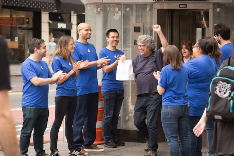 Նյու Յորքում մարդիկ հերթ են կանգնել կեղծ Apple Store-ի մոտ՝ նոր iPhone X-ը գնելու համար (լուսանկարներ, տեսանյութ)