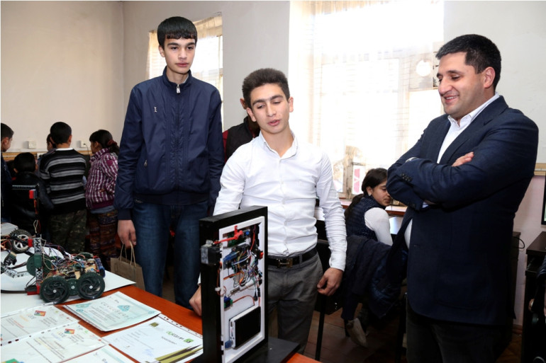 Ucom-ի տնօրենը նվերներ է հանձնել «ԱրմՌոբոտիքս 2017» մրցույթի հաղթող ճանաչված «Արմաթ»-ի սաներին