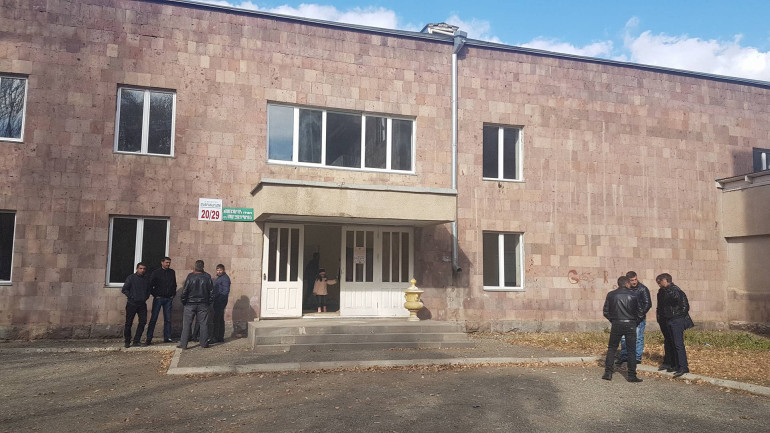 Ճամբարակի 20/29 ընտրատեղամասում վիճաբանություն է սկսվել հանձնաժողովի նախագահի և Վ. Ադամյանի վստահված անձի միջև (տեսանյութ) Ճամբարակի 20/29 ընտրատեղամասում վիճաբանություն է սկսվել հանձնաժողովի նախագահի և Վ. Ադամյանի վստահված անձի միջև (տեսանյութ)