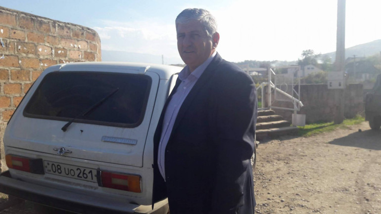 Ընտրատեղամասերի մոտ անցուդարձ անող Աչաջուրի գյուղապետը լրագրողի հետ խոսել չի ցանկանում Ընտրատեղամասերի մոտ անցուդարձ անող Աչաջուրի գյուղապետը լրագրողի հետ խոսել չի ցանկանում