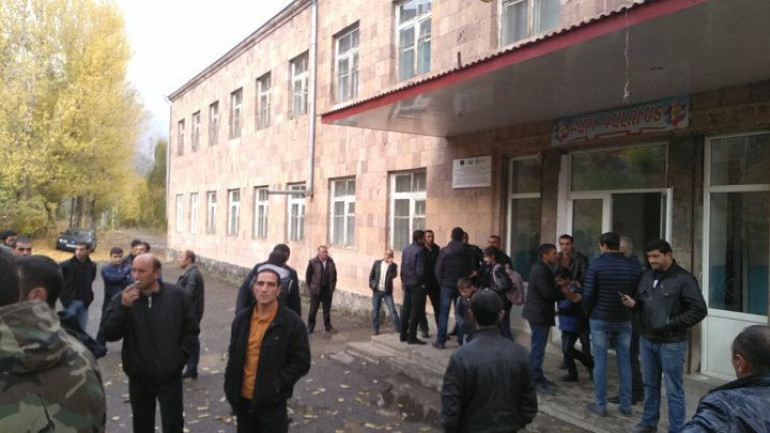 Արենիում ծնողները երեխաներին դպրոցից տուն են տարել ի նշան բողոքի, որ նորընտիր գյուղապետն իրենց գյուղից չէ. գյուղի բնակիչ