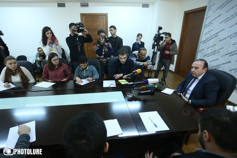 Դասադուլը շարունակվելու է. ավարտվեց ԿԳ նախարարի և ուսանողների հանդիպումը (լուսանկարներ, տեսանյութ)