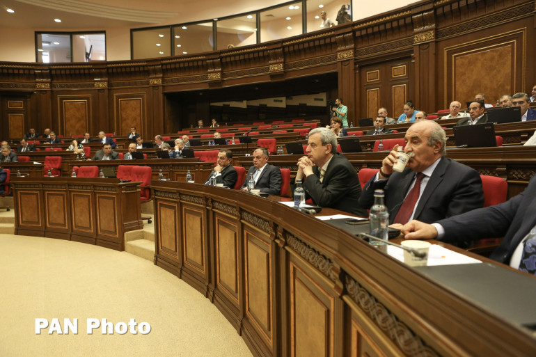 ԱԺ-ն քննարկում է բուժաշխատողի մասնագիտական գործունեությունը խոչընդոտելու դեպքում պատիժ սահմանելու մասին նախագիծը (ուղիղ)