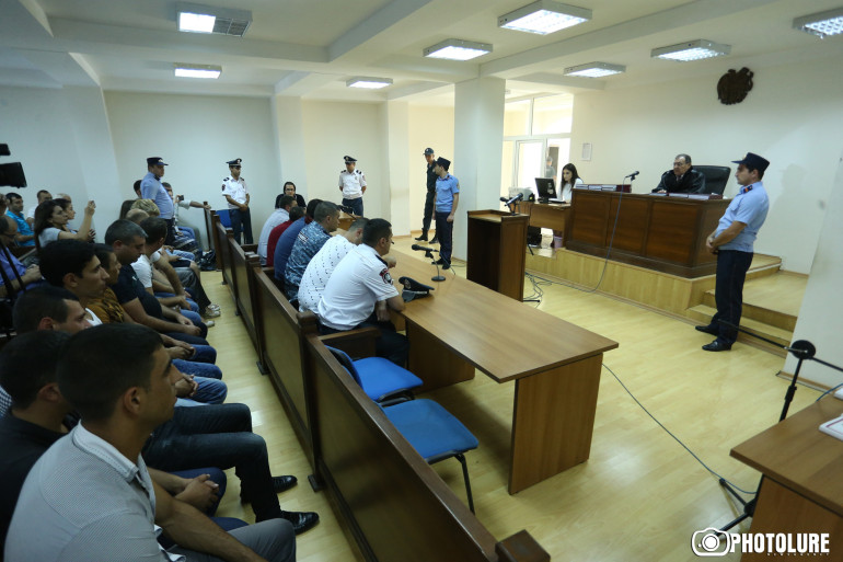 Անդրիաս Ղուկասյանը քար չի նետել, Արմեն Մարտիրոսյանի հետ բանակցել են Աշոտ Կարապետյանն ու ոստիկանապետի տեղակալը. վկա ոստիկան