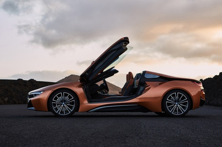 BMW-ն ցուցադրել է i8 Roadster հիբրիդային սպորտքարը (լուսանկարներ)