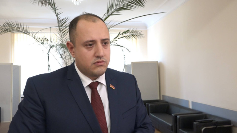Նիհարած Մրայա Քերին առաջին անգամ է բեմ բարձրացել ստամոքսի վիրահատության մասին լուրերից հետո