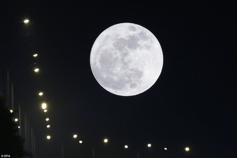 Supermoon wows sky-gazers for only time this year