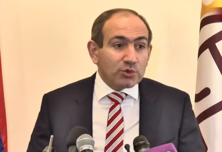 LA Times-ի ամենատարեց լրագրողը կենսագրական գիրք է գրել Քըրք Քրքորյանի մասին