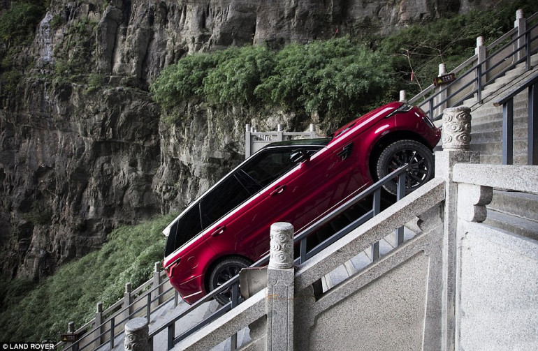 Նոր Range Rover-ը բարձրացել է «Դրախտի դարպասներ»-ի 999 հատ աստիճանով (լուսանկարներ, տեսանյութ)