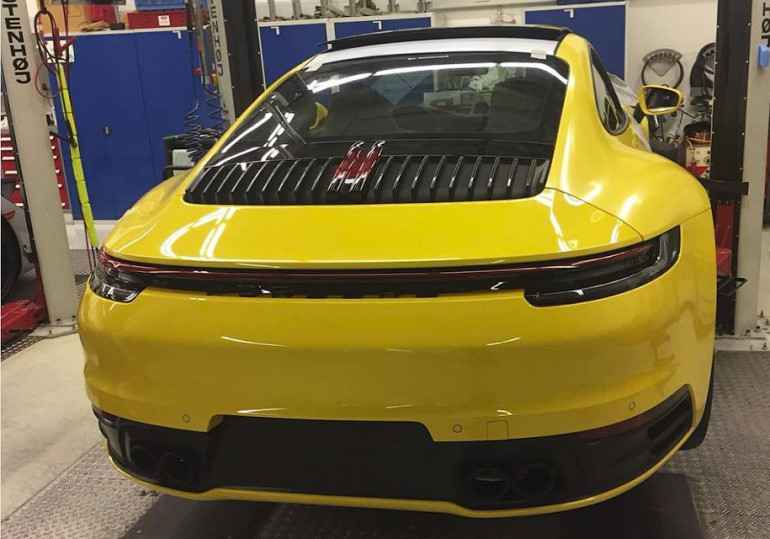 В Сети появилась первая фотографии нового Porsche 911 без камуфляжа