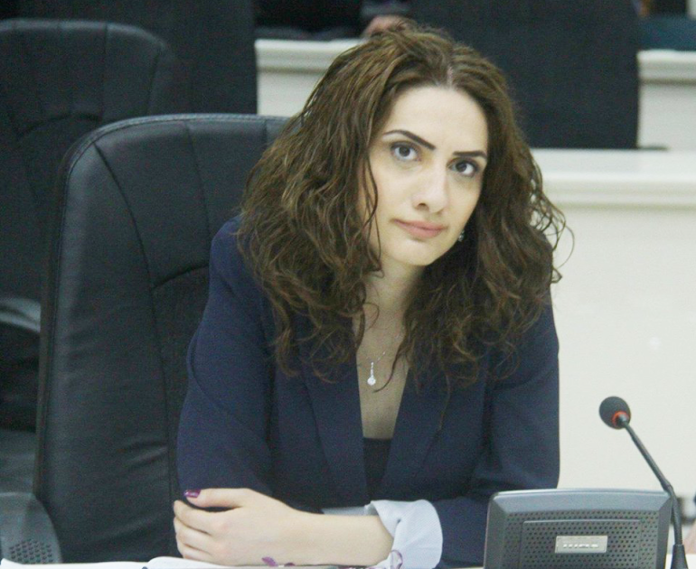 9-ամյա դստեր հետ կամրջից նետված Գայանե Հարությունյանի աշխատավարձը ռեզերվ տեղափոխվելուց հետո պահպանվել էր, ավելին՝ նրան այլ պաշտոնում էին նշանակել. ԱԻՆ մամուլի խոսնակ