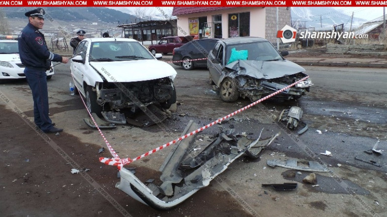 Ապարանում ճակատ-ճակատի բախվել են Lada-ն ու Samand-ը. կա 8 վիրավոր. Shamshyan.com
