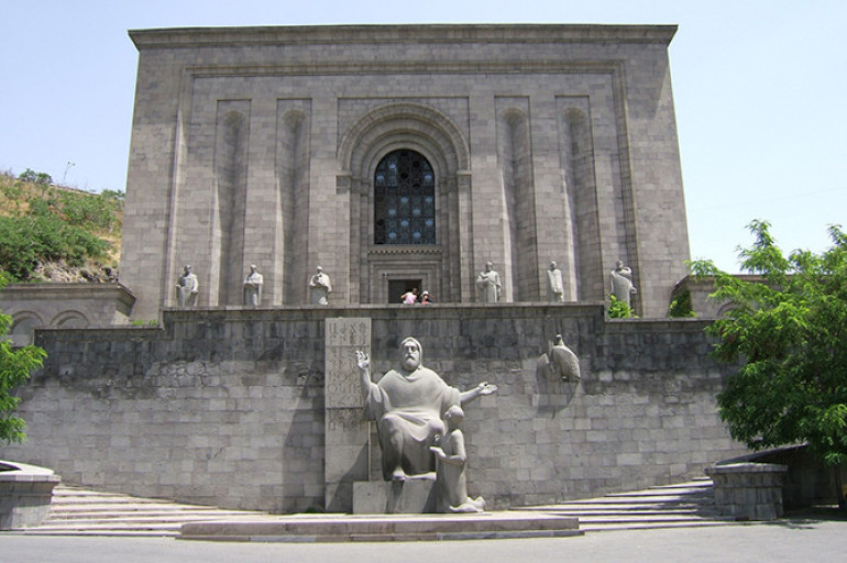 Ահազանգ է ստացվել, որ Մատենադարանի գիտական մասնաշենքում տեղի ունեցած միջոցառման ժամանակ գողացել են արույրից պատրաստված երկու ափսե